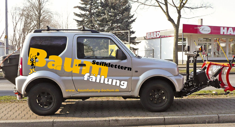 Gelaendefahrzeug mit Werbung